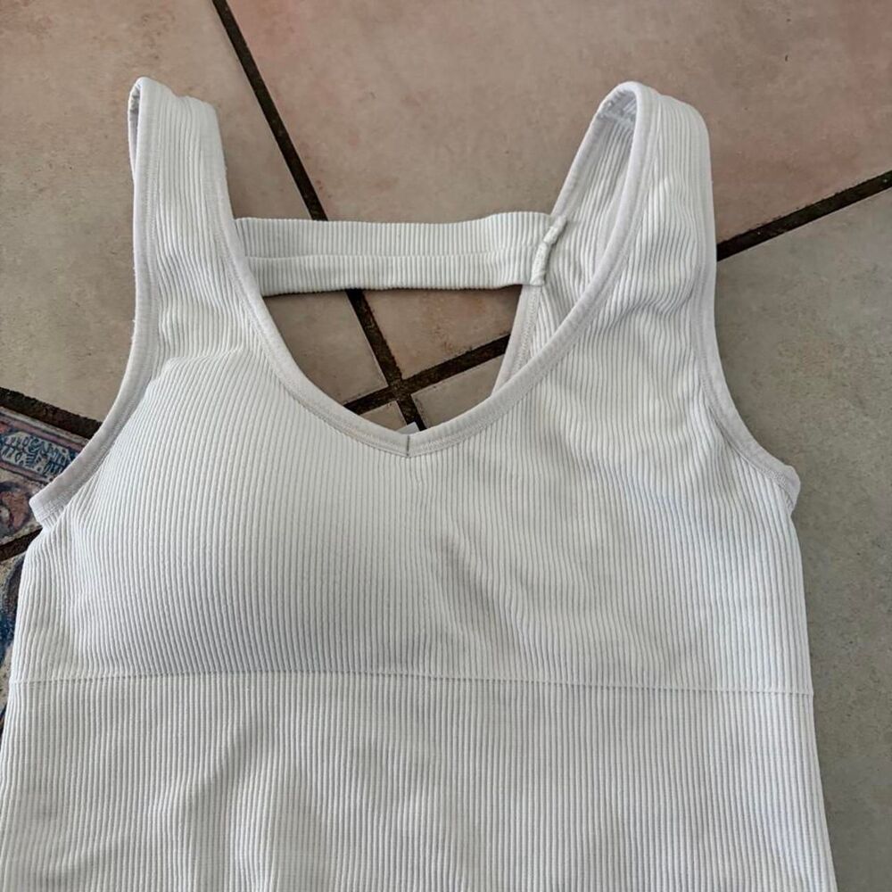 BOUTIQUE Women's White Ribbed V Neck Crop Top Fitted Casual Summer Shirt Size Me